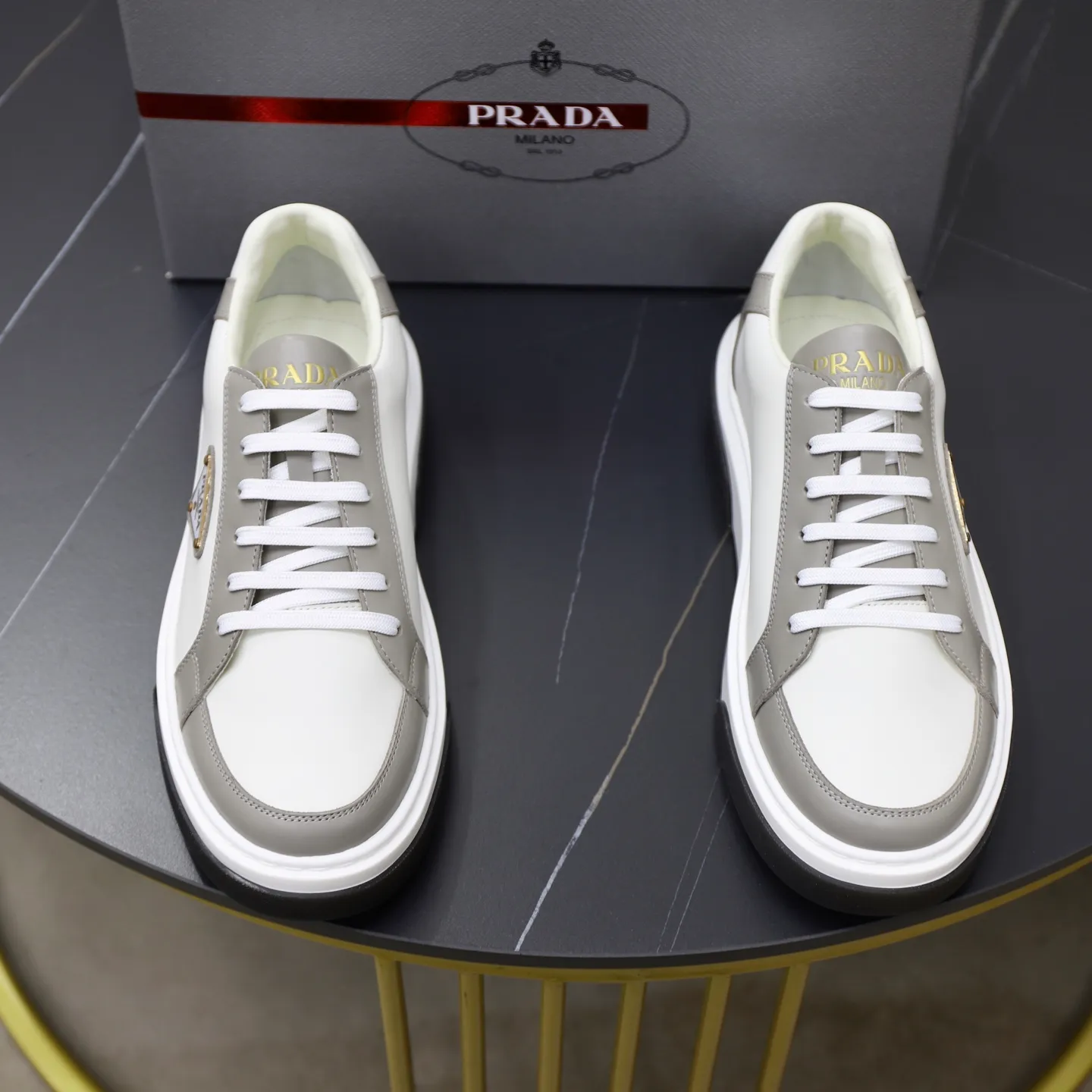 Factory price: 720💰Top original order Brand: PRADA (Prada) Standard code: Men's size 38/44 (45 can be customized) Grade: Same as the official website Material: Original cowhide stitching imported cowhide lining Original combination two-color wear-resistant soft outsole Style category: Leisure and sports version Young fashion European and American trend British style Color: Actual picture color
